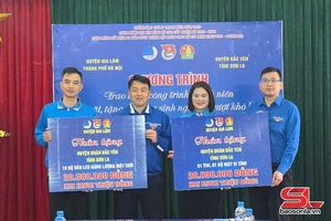 Hanoi’s Gia Lam district presents gifts to Bac Yen district