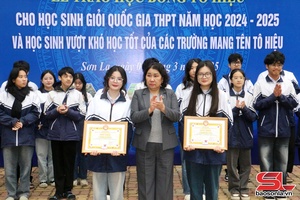 To Hieu scholarships awarded to national excellent students, poor pupils with good performance