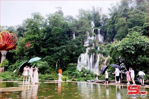 'Majestic waterfalls at Moc Chau National Tourism Area