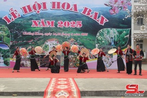 'Chieng Khoa commune bustling with Ban Flower Festival