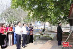 “Xen Muong” opens Ban Flower Festival