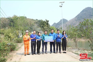 “Village Light” youth project handed over to Chieng Ngan commune