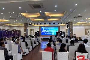'Outstanding prestigious individuals from Moc Chau township commended 