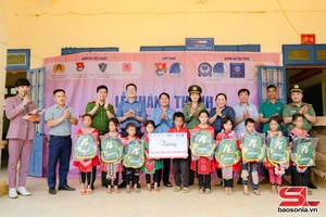 'Dệt lẹo cánh àu khảu xủ điểm trương “Úm ình haử nọng” nẳng xã Quang Huy