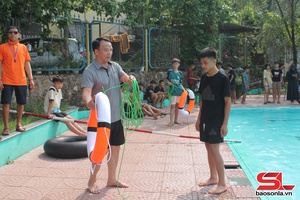 'Son La offers training on swimming and drowning prevention for children