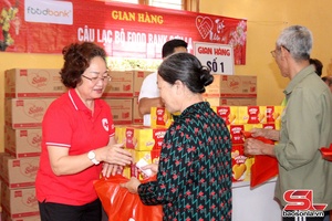 Humanitarian market takes place in Thuan Chau district