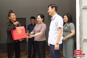 Thứ trưởng Bộ Dân tộc cánh Tôn giáo pày dàm, nhôm xỏng chương choi dệt hươn máư piến hươn khát té nẳng huyện Mai Sơn