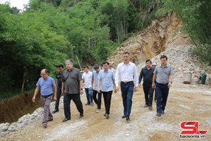 Provincial official inspects progress of anti-flooding project in Phieng Nghe hamlet