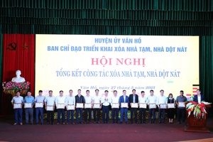 'Van Ho reviews elimination of dilapidated housing