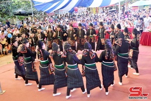 'Xoe Thai art performed at Yen Chau Mango Festival 2025