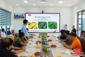 'Lao officials visit agricultural models in Mai Son district