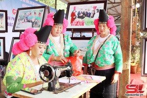 'Mong ethnic people in Co Ma preserve traditional attire