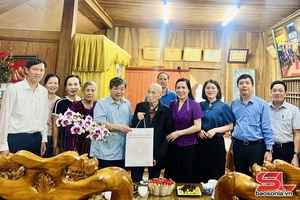 Gifts presented to policy beneficiary families in Moc Chau ward
