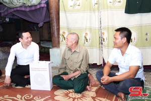 Policy beneficiaries in Muong La commune receive gifts ahead of War Invalids and Martyrs Day 