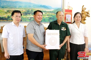 Standing Deputy Secretary of provincial Party Committee visits, presents gifts to policy beneficiaries in Quynh Nhai