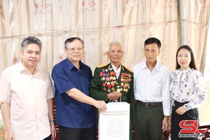'Chairman of provincial People's Council visits, presents gifts to war invalids Mai Son 