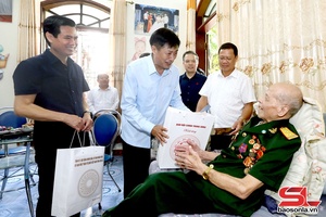  Mú công tác Ban Nội chính Trung ương chứ ơn pưng mú anh hung, liệt sĩ, côn mi cồng 
