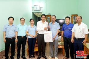 'Phu Yen wounded, sick soldiers receive gifts ahead of War Invalids and Martyrs Day