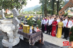Provincial People’s Council official offers incense to heroic martyrs, visit wounded soldiers and martyrs’ families in Bac Yen commune