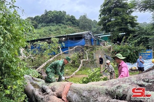 Border guards assist residents in recovering from storm damage