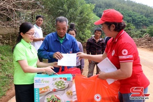 'Support delivered to flood-affected residents in Huoi Mot commune