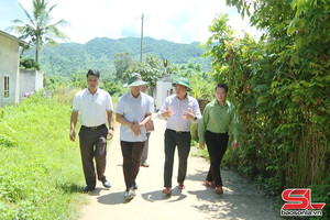 Provincial chairman inspects proposed site for Chieng Khuong inter-level school