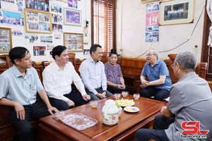 Chairman of provincial People’s Committee visits former leaders
