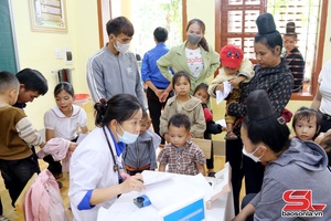 'Children in Huoi Mot commune get free health check-ups, medicine, gifts