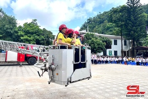  Dần mương, học sinh tập tư luông cặm phong phay mảy cánh cứu choi chọ nạn