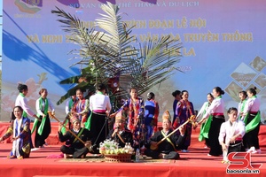 ' Pộn dỏn tánh tăm ngon nưng cuông pàng hội, hịt khong văn hoá ngươn lang khòng chu chựa côn tỉnh Sơn La: Tánh tăm cánh dệt ngon nưng cuồng Pàng hội Kìn pàng Thèn