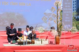 'Traditional “Xen ban – Cau mua” ritual performed