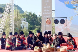 “Xen lau no” festival performed