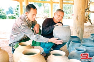 'Muong Chanh preserves traditional pottery-making