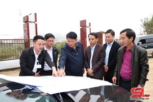 Đồng chí Phó Bí thư Thường trực Tỉnh ủy dàm cánh dệt vịa cắp Đảng ủy xã Phiềng Căm