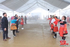 Đồng chí Phó Chủ tịch Thường trực UBND tỉnh chôm hặp Mự  hội đại cạt sàn tênh lài dân mương nẳng bản Tà Xùa 