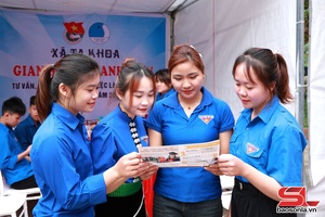 First job fair held in Ta Khoa commune 