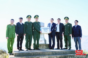 Đồng chí Phó Chủ tịch UBND tỉnh kiểm tra vịa quản lý tang đèn mương, đắc mài đèn mương. 