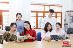  Tủm pua luông hặc panh văn hóa Việt hảư học sinh Lao