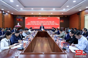 Provincial Party leader works with Party officials of communes in Muong La area