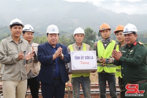 Đồng chí Phó Bí thư Tỉnh ủy dệt vịa nẳng xã Chiêng Khương