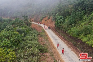Chieng Lao commune hosts running race