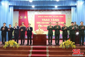 75 communes, wards in Son La presented with busts of President Ho Chi Minh
