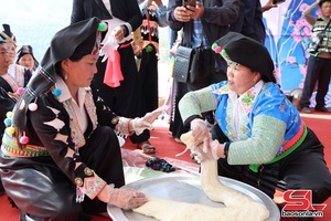 'Unique glutinous rice cake pounding contest held at Huoi Mot Ethnic Culture and Sports Festival