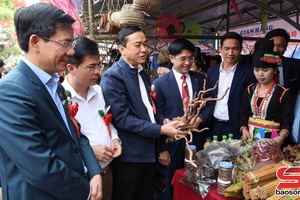 'Agricultural product booths attract crowds at Huoi Mot Ethnic Culture and Sports Festival 