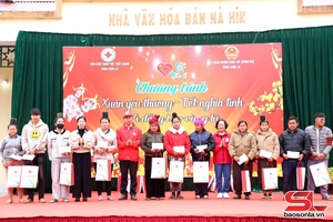 Hội Chữ thập đỏ tỉnh Sơn La cọ khày ók Chương trình “Xuần hặc sường - Chiềng ún nghịa”