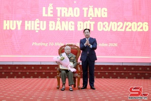 Provincial Party chief presents Party membership badges in To Hieu ward