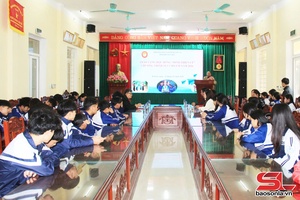 '100 “Tet for Children” scholarships given to poor students with good learning performances