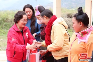 'Son La Red Cross delivers Tet gifts to needy households in Song Ma commune