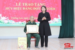 'Provincial Party official presents Party badges in Chieng Lao commune