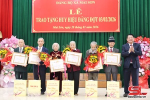 Đồng chí Phó Bí thư Thường trực Tỉnh ủy puz Côngz mênhx Đảng ntơưv Đảng bộ têx xã Mai Sơn thiaz Chiềng Mung